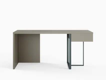 Scrittoio free standing Desk in laccato opaco con gambe in metallo di Novamobili