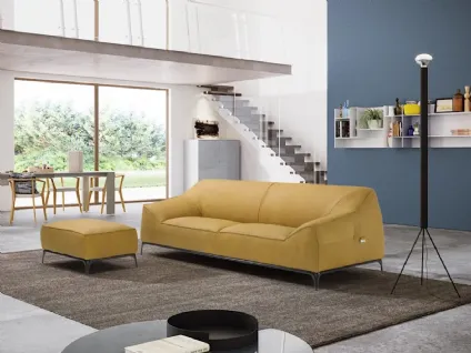 Pouf Florence in tessuto imbottito con piedini in metallo di Delta Salotti