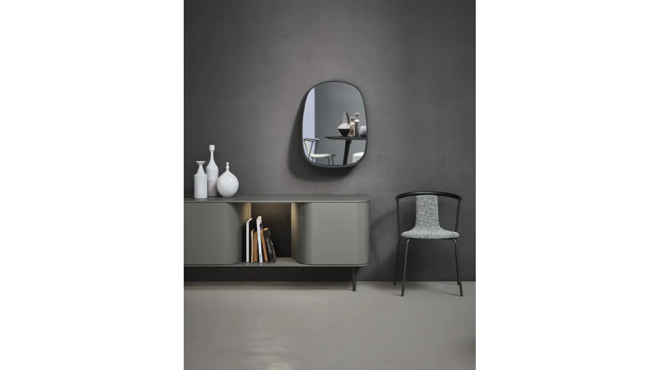 Specchio Flow con cornice in cuoio di Novamobili