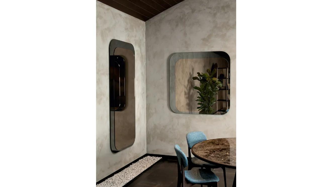 Specchio Io&Te disponibile in versione argentata e bronzata, sono due specchi che si sovrappongono di Tonin Casa