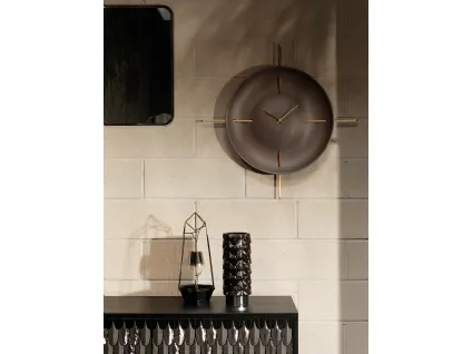 Orologio da parete Rendez-vous in ceramica con due tubolari in acciaio verniciato di Tonin Casa