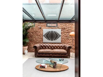Tavolino di design Arona composto da due ali in vetro curvato che poggino lievi su di un sopporto rotondo in legno di Tonin Casa