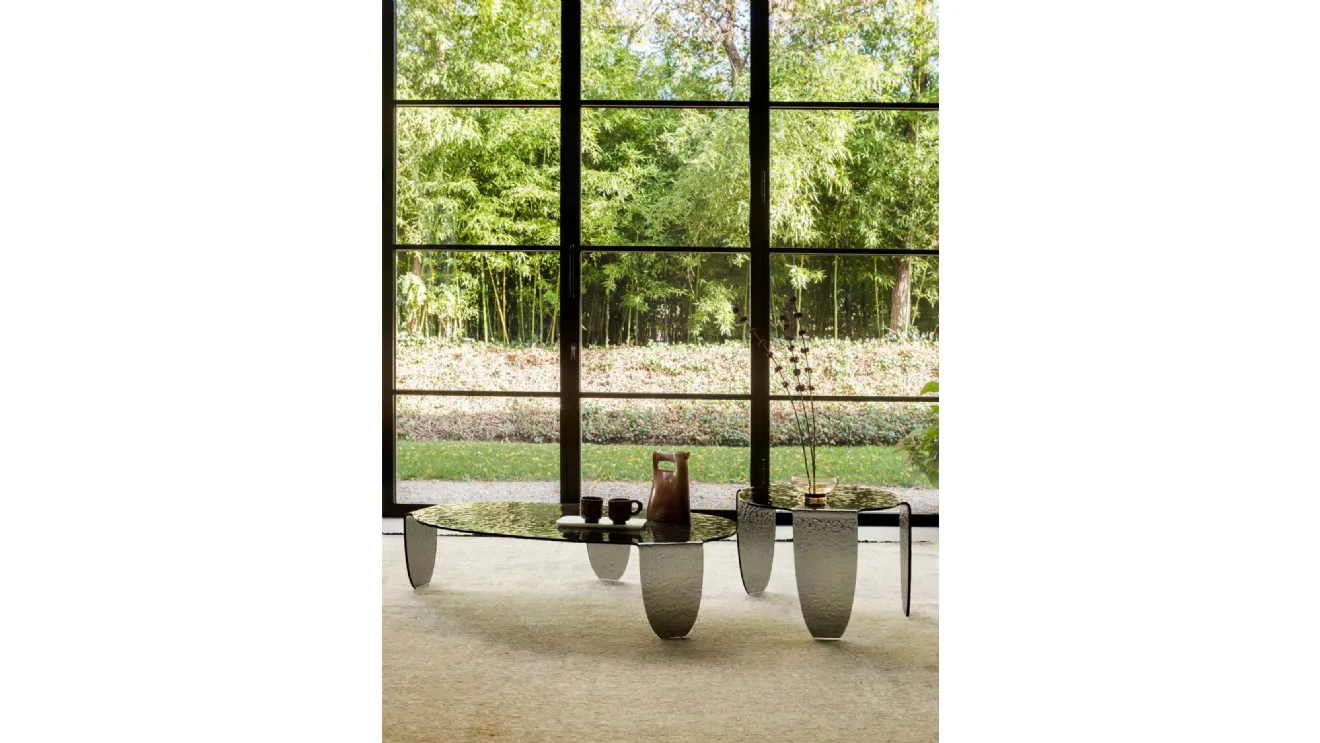 Tavolino di design in vetro fumé martellato disponibile in due misure Arturo di Tonin Casa