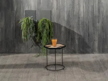 Tavolino Jay con top in legno con inserti in pietra e struttura in metallo di Stones