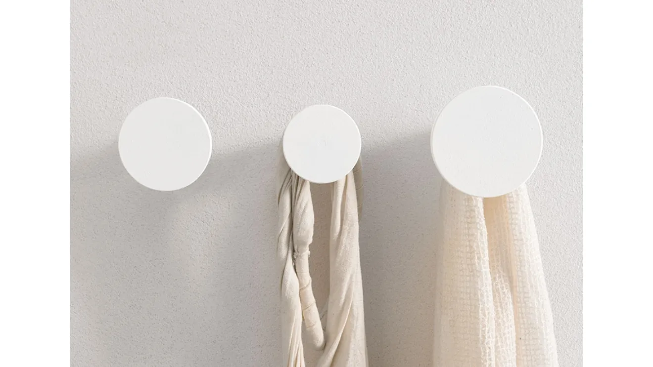 Appendiabiti dal design minimale in laccato bianco Wall-Up di Caos Creativo by Rossi&Co