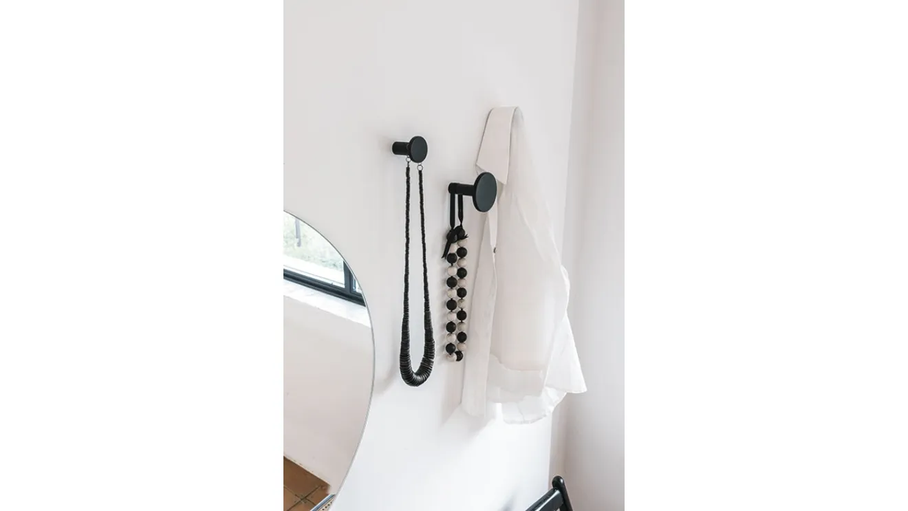 Appendiabiti dal design minimale in laccato nero Wall-Up di Caos Creativo by Rossi&Co