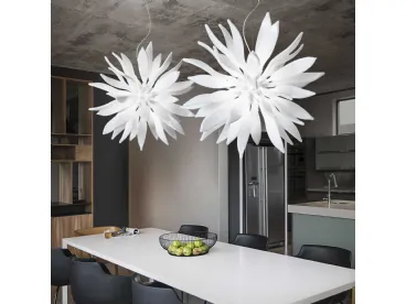 Lampada a sospensione Leaves in vetro soffiato bianco e modellato a mano di Ideal Lux