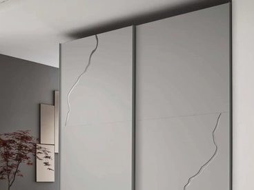 Armadio con anta scorrevole Flash Midi in melaminico con decoro pantografato in laccato metallizzato Argento di Maronese Acf
