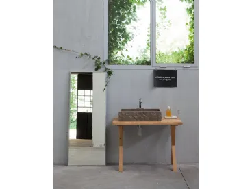 Mobile Bagno da appoggio minimalista, in legno di rovere e lavabo in pietra Piasentina K25 40 di Compab