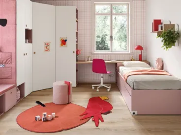 Cameretta con doppio letto, cabina armadio ad angolo e panca divano contenitore Kids space 07 di Nidi