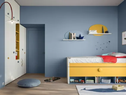 Cameretta su misura con armadio a muro e pensili a parete Kids space 08 di Nidi