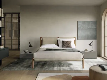 Letto in legno dove i due cuscini in memory foam della testiera si sovrappongono alla struttura in legno, unita da una fascia orizzontale in cuoio Tepu di Dall'Agnese
