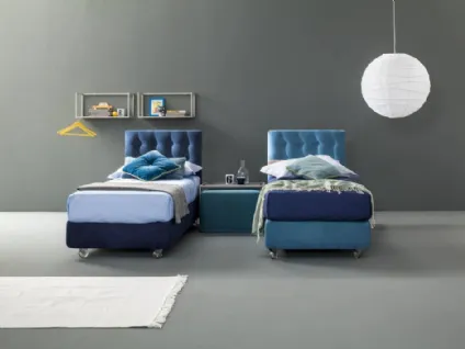 Letto singolo sommier Corner con boiserie rivestita in tessuto di Tomasella