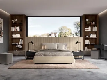 Letto con grande testiera in tessuto trapuntato che abbraccia i comodini Softcase Royal di Febal
