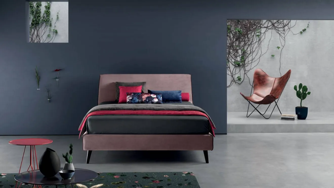 Letto con struttura in legno completamente imbottita e rivestita in tessuto Time di Bside