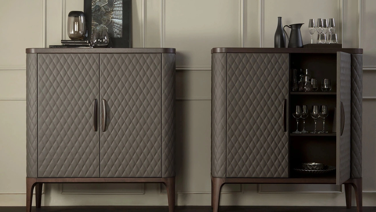 Madia Tiffany in legno con ante rivestite in pelle trapuntata a rombi di Tonin Casa