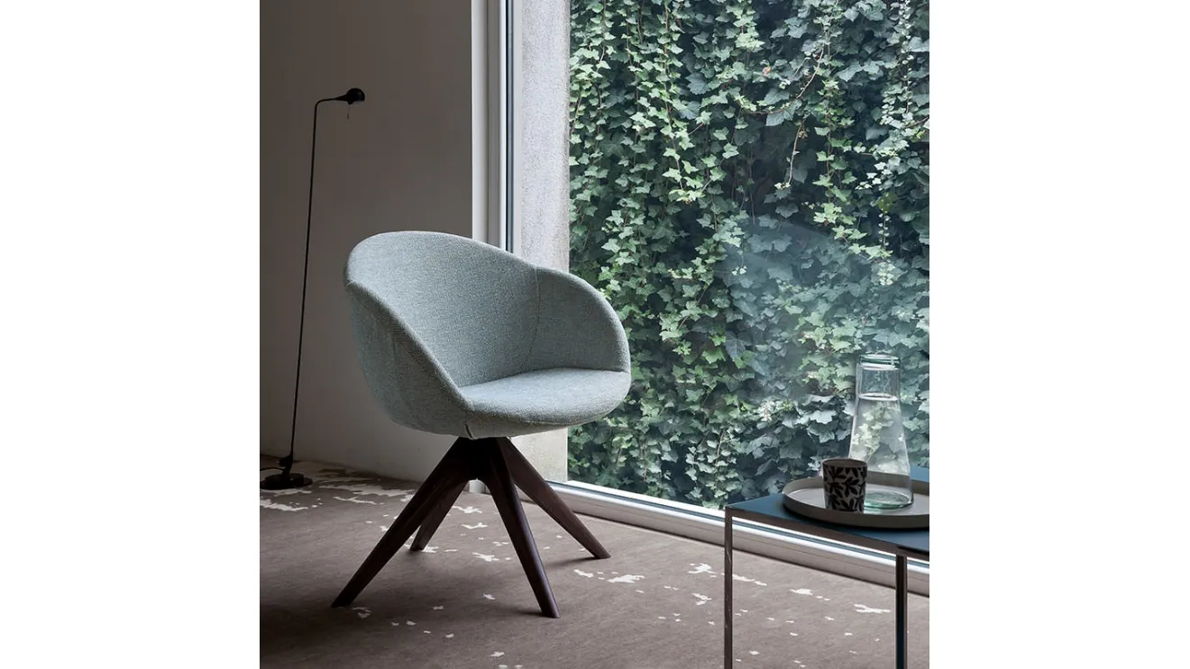 Poltroncina Bea in tessuto con base a raggera in legno di Dall'Agnese