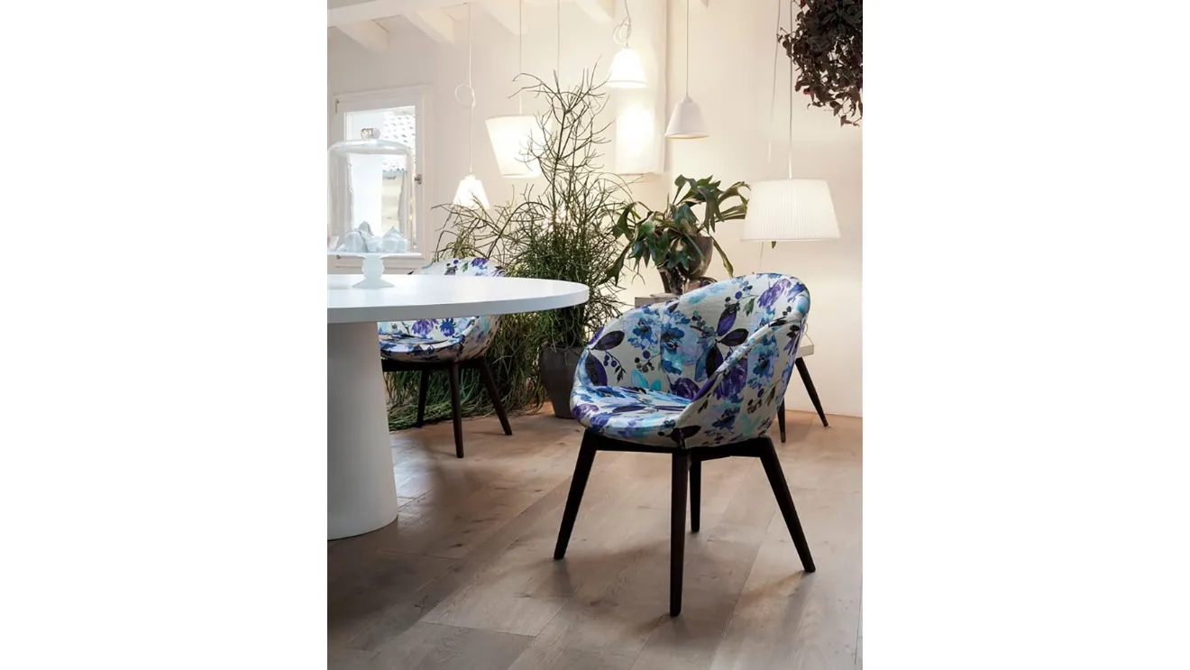 Poltroncina Bea in tessuto floreale con base in legno di Dall'Agnese