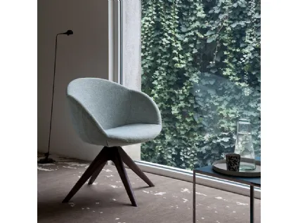 Poltroncina Bea in tessuto con base a raggera in legno di Dall'Agnese