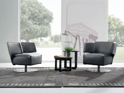 Poltroncina di design in pelle con base in metallo Dorè di Delta Salotti