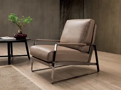 Poltrona di design in pelle con struttura in metallo cromato Elsa di Delta Salotti