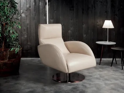 Poltrona di design in pelle con base in acciaio Just di Delta Salotti