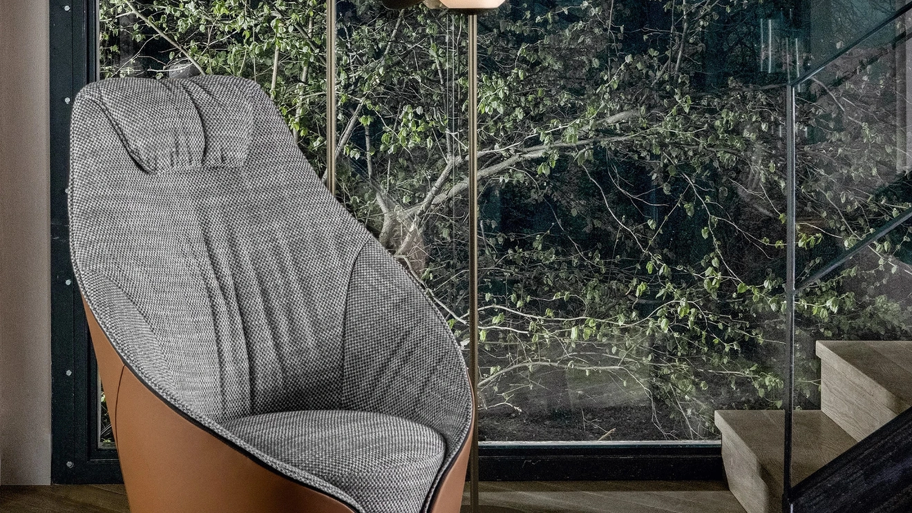 Poltroncina Mama in tessuto e pelle di Tonin Casa