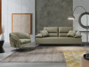 Poltroncina di design rivestita in pelle e tessuto fantasia con base in metallo Sherman di Delta Salotti