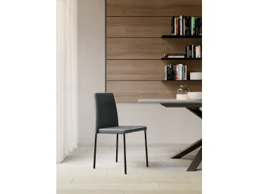 Sedia Aurora imbottita e rivestita in ecopelle con struttura in metallo di Arredo3