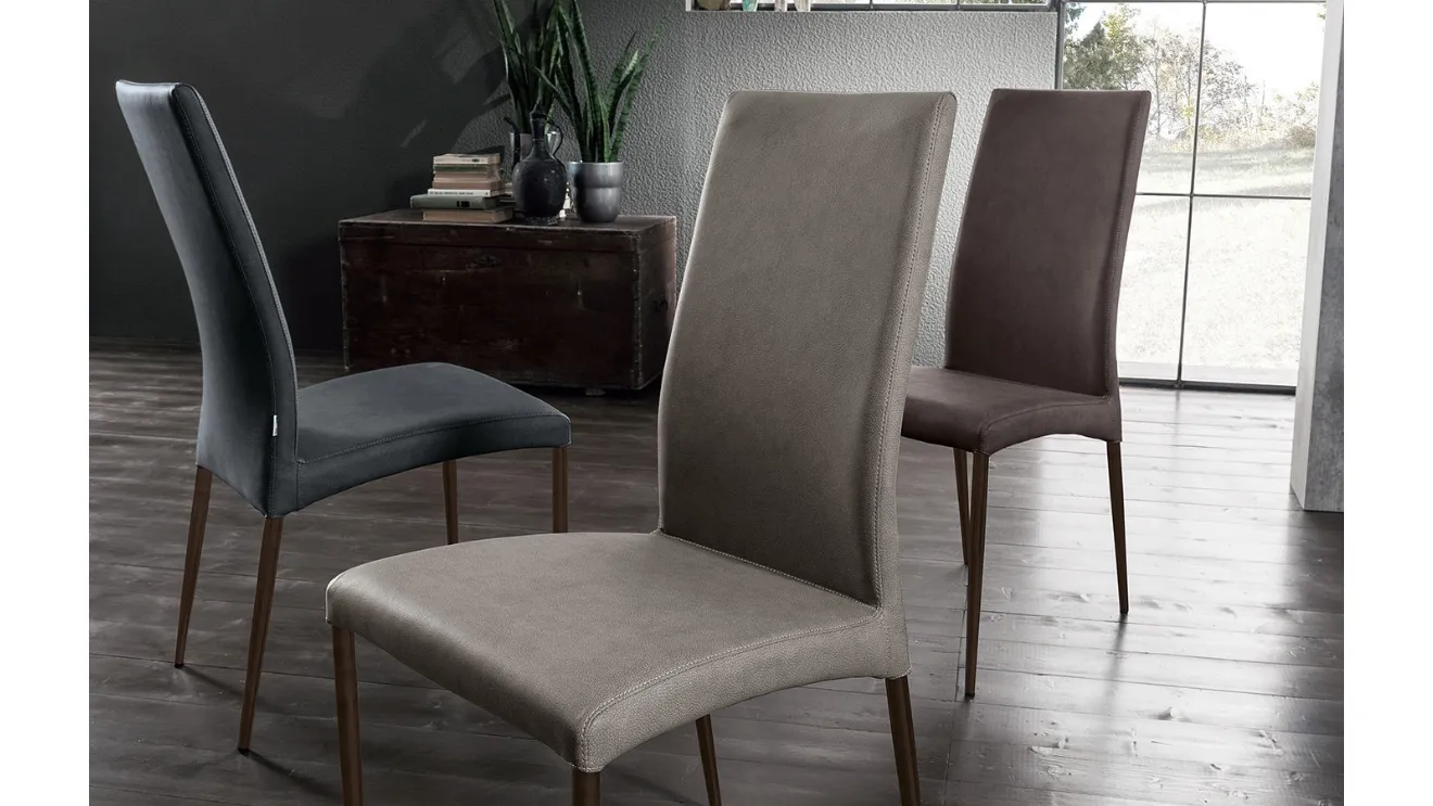 Sedia Drop Vintage imbottita e rivestita in ecopelle con struttura in metallo di Arredo3