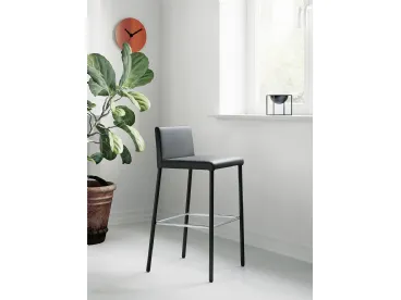 Sgabello Giulia con struttura in metallo completamente rivestita in ecopelle di Arredo3