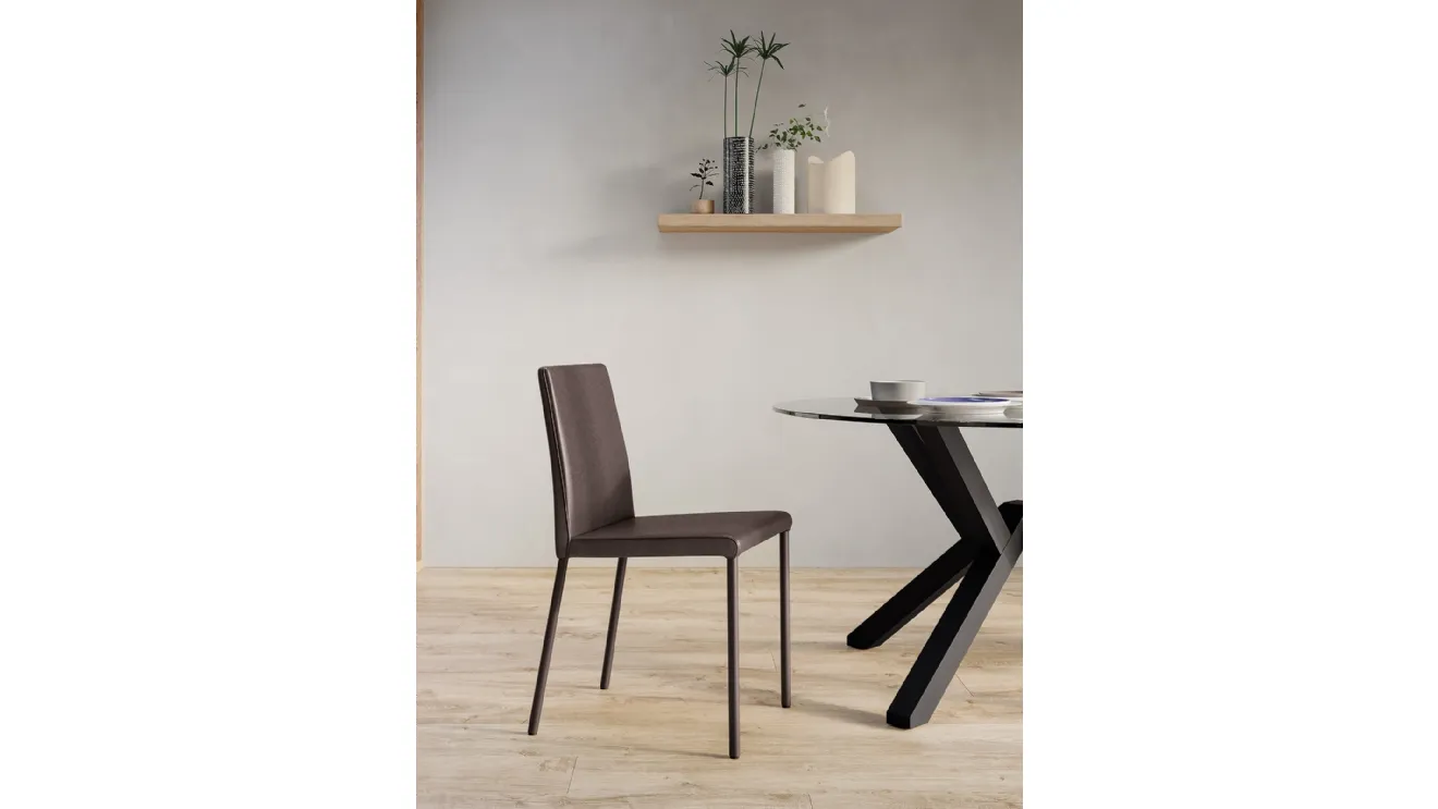 Sedia Giulia con struttura in metallo completamente rivestita in ecopelle di Arredo3
