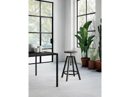 Sgabello Hugo con struttura e seduta in legno con poggiapiedi e dettagli in metallo verniciato lucido grigio scuro di Arredo3