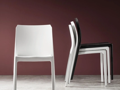 Sedia impilabile in polipropilene Clelia di Maronese