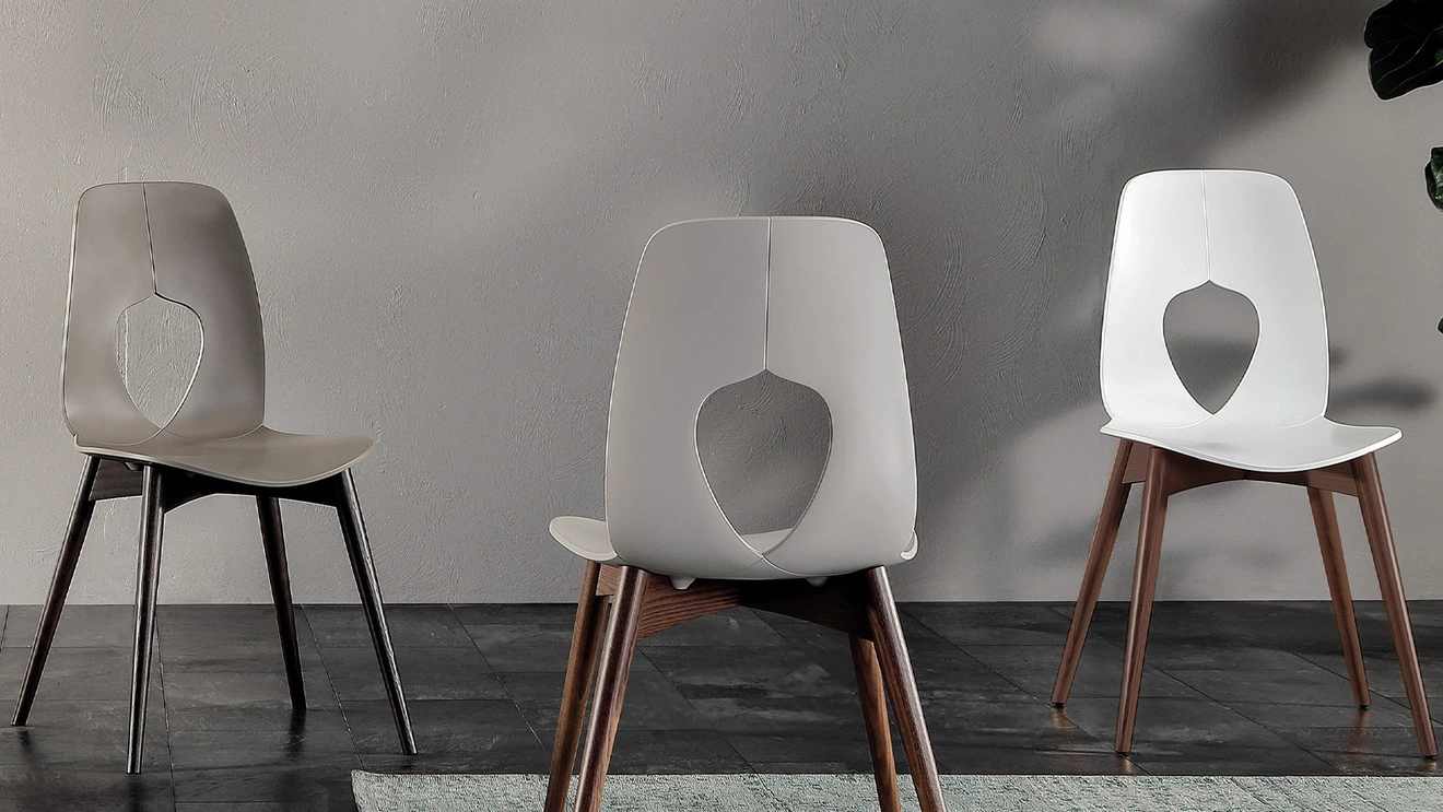 Sedia Hole Wood con gambe in legno e seduta in polipropilene di Tonin Casa