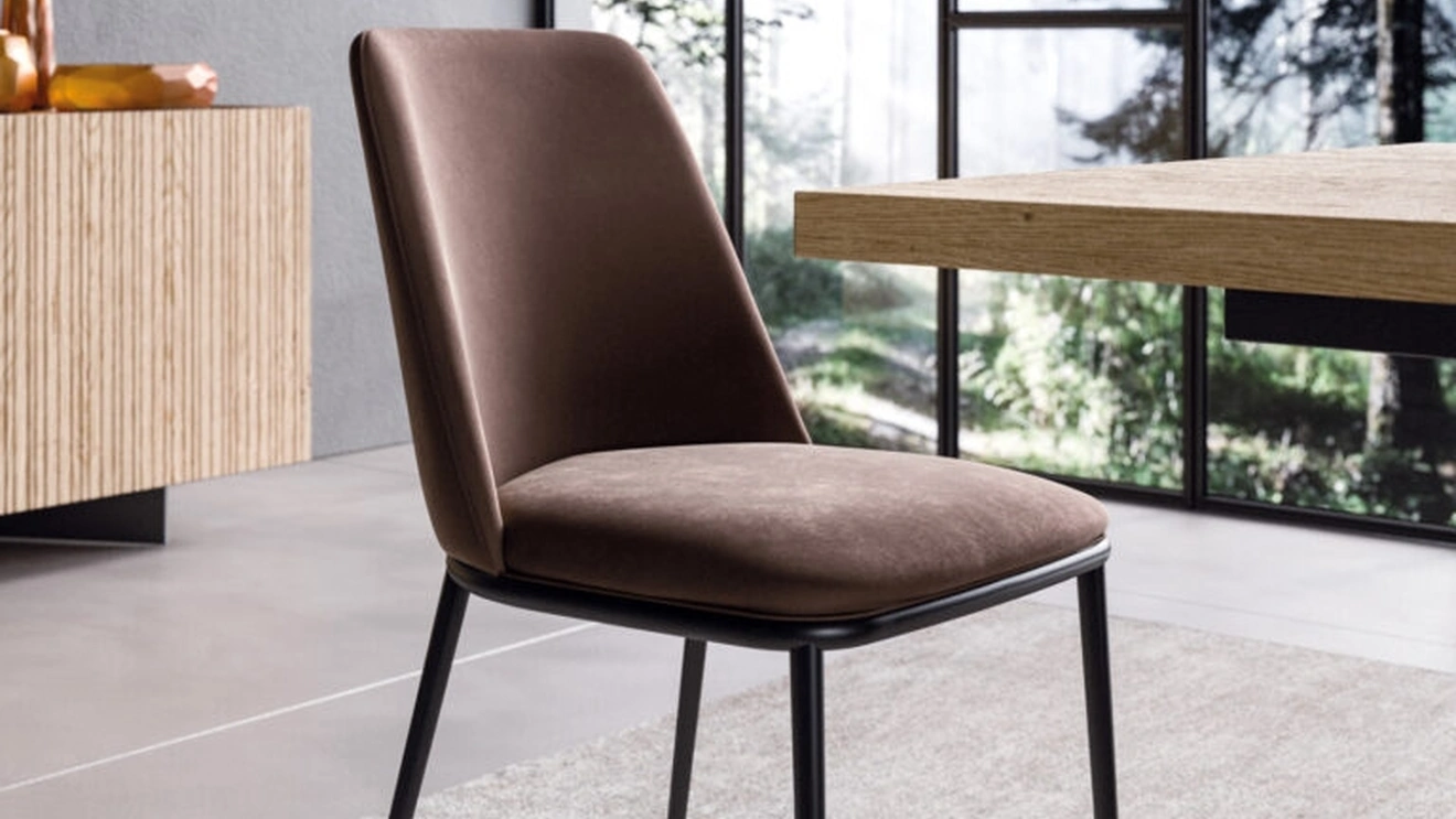 Sedia Nesty2 in velluto con gambe in metallo di FGF Mobili