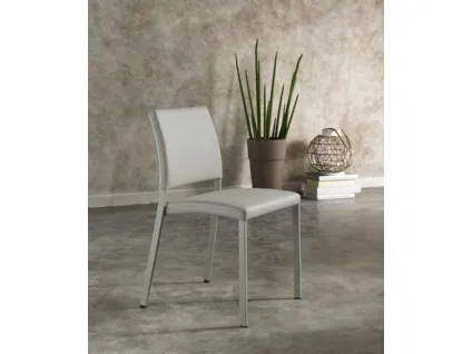 Sedia impilabile Sally in ecopelle imbottita con gambe in metallo verniciato di Stones