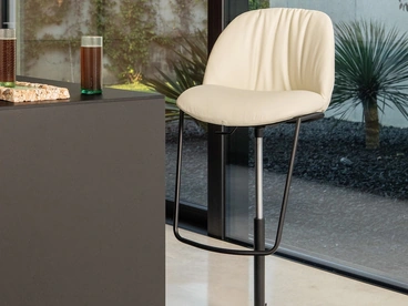 Sgabello in pelle Olympia di Tonin Casa