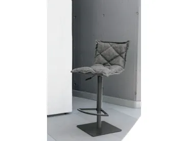 Sgabello regolabile in altezza con struttura in metallo verniciato e seduta in tessuto imbottito e trapuntato Soft Touch Vintage Digione di Target Point