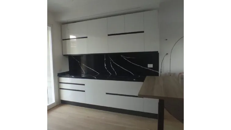 CUCINA LACCATA CON PIANO DEKTON