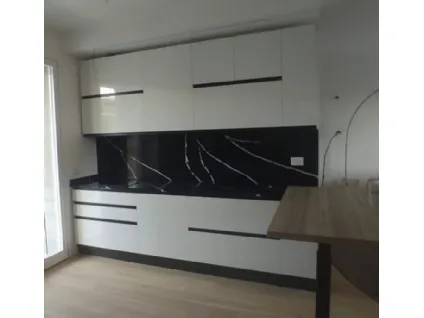 CUCINA LACCATA CON PIANO DEKTON