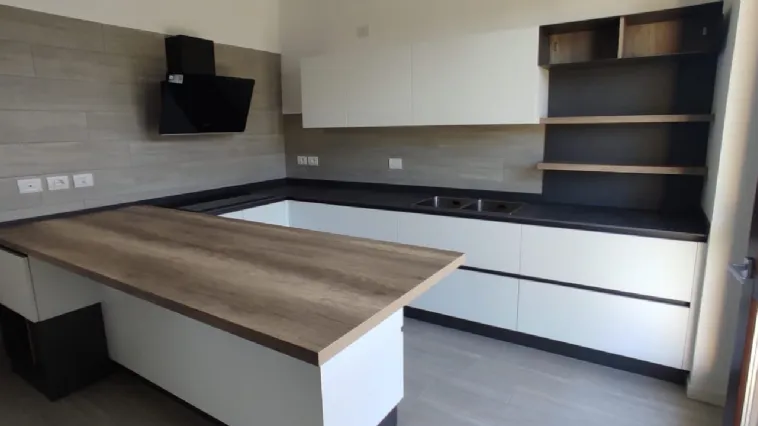 CUCINA ARREX/ARDUE LACCATO CIANCO OPACO CON GOLA E TOP IN DEKTON