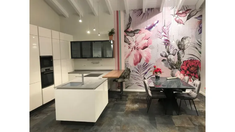 cucina marca Arrex bianca lucida con top in dekton piano cottura induzione con cappa integrata  