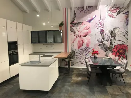 cucina marca Arrex bianca lucida con top in dekton piano cottura induzione con cappa integrata  