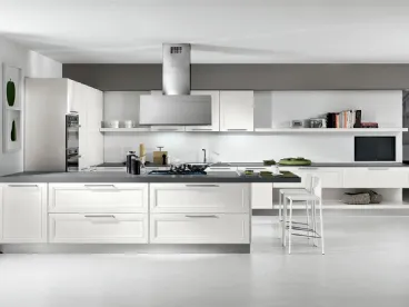 Cucina Classica Itaca angolare a ferro di cavallo in legno massello di Frassino laccato Bianco a poro aperto di Arredo3