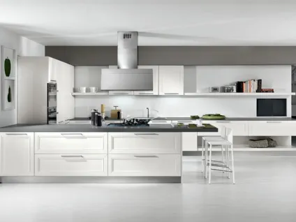 Cucina Classica Itaca angolare a ferro di cavallo in legno massello di Frassino laccato Bianco a poro aperto di Arredo3