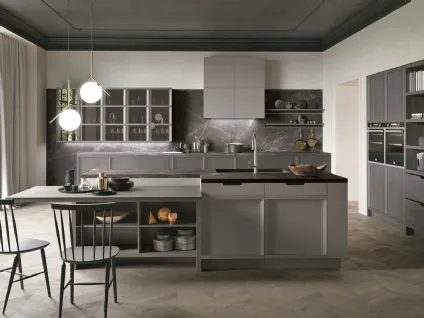 Cucina Classica con isola Newport v01 in laccato Grigio Piacenza e Frassino Grigio Pernice con top in finitura Pietra Grey levigato di Stosa