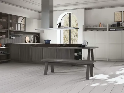 Cucina Classica con penisola Tosca v02 in Frassino Grigio Pernice e laccato Frost con top in HPL Grafite Brown di Stosa