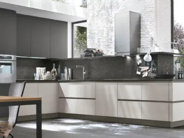 Cucina Moderna angolare Alevé v12 in laccato UV Grigio Seta opaco e UV Grigio Asfalto opaco di Stosa