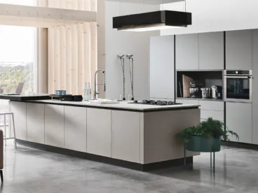 Cucina Moderna con isola Alevé v02 in laminato materico Pietra Piasentina e colonne in laccato Grigio Pietra opaco di Stosa